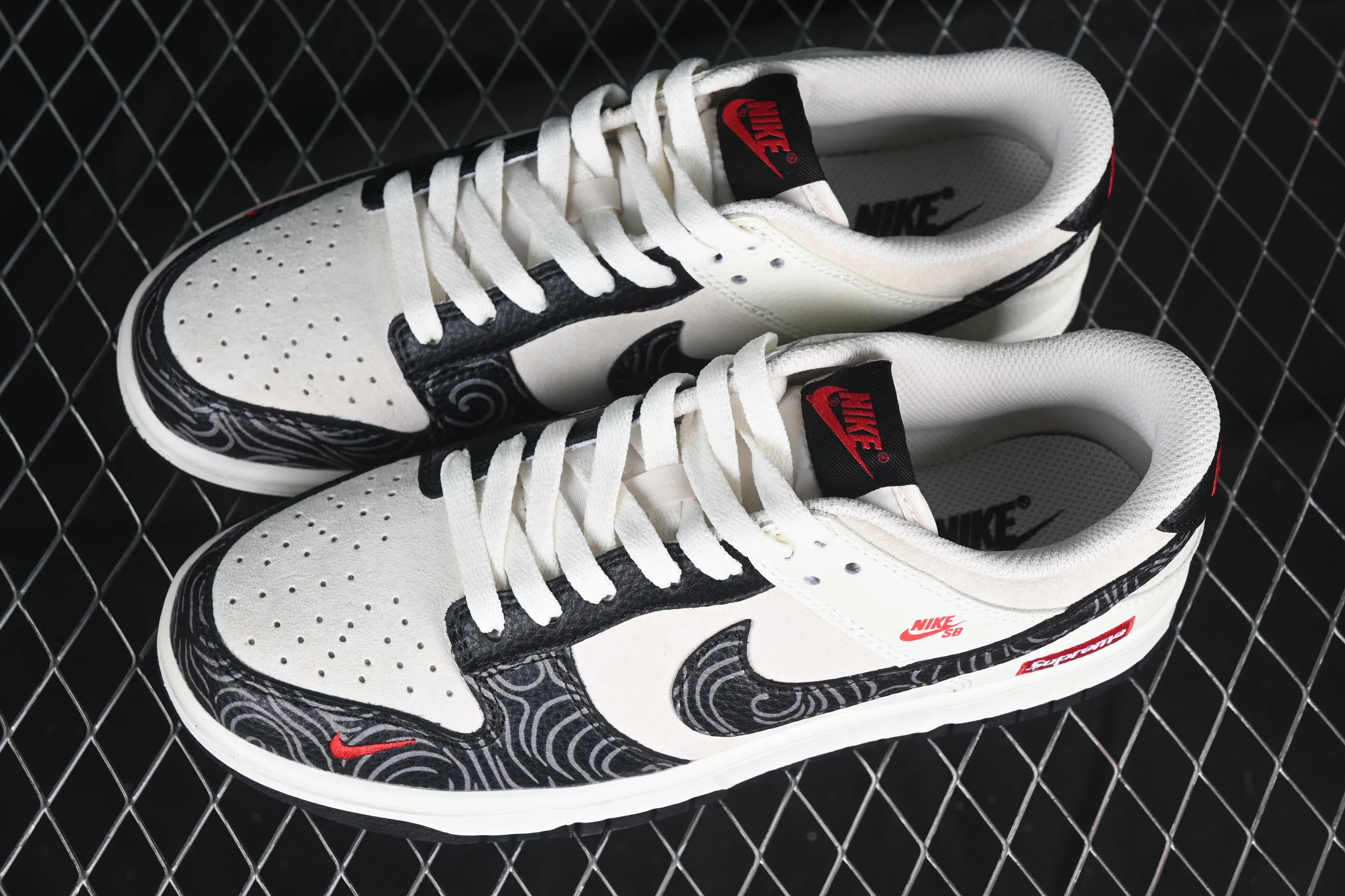 All categories Nk SB Dunk Series Nk SB Dunk Low High-end customized low-top sneakers Nk SB Dunk Low Sup joint black pattern Anniversary high-end customized low-top casual sneakers DJ2024-100